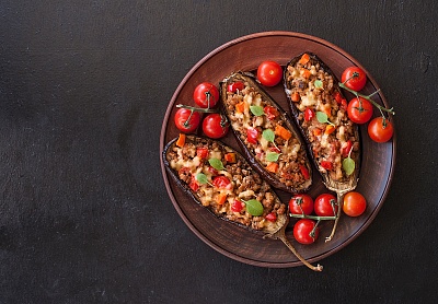 Баклажанные лодочки, начиненные мясом и белыми грибами, под сырной шубкой.